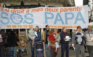 La résidence alternée permet d'éviter les conflits, selon Alain Cazenave, président de l'association SOS Papa. Elle "simplifie les choses: l'adresse des deux parents figure sur tous les papiers, y compris ceux de l'enfant. Un enseignant ne peut plus l'ignorer. C'est important face aux lourdeurs administratives", a-t-il expliqué.