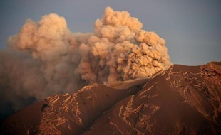 Le volcan Calbuco duquel s'échappe de la fumée, vu depuis Puerto Varas le 24 avril 2015