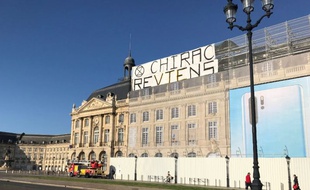 Des activistes du mouvement écologiste Extinction Rebellion ont accroché la banderole sur le palais de la Bourse.