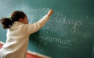 Un cours d'initiation à la langue anglaise dans une classe de CE2 à Hérouville Saint-Clair, le 1er mars 2005.