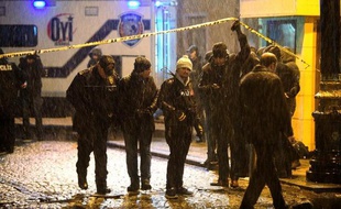 Des policiers turcs devant le poste de police où une femme kamikaze s'est fait exploser, dans le centre d'Istanbul le 6 janvier 2014