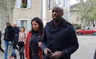 Souleymane Diawara avec son avocate, devant le tribunal de Digne-les-Bains, le 25 avril 2019.