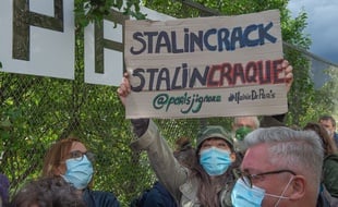 Manifestation de riverains du jardin d'Eole, mardi 18 mai, après la décision de regrouper les fumeurs de crack dans le parc.