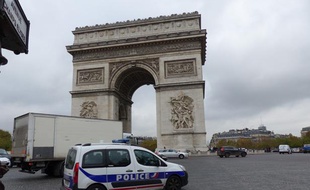 Une voiture de police sur les Champs-Elysées, le 18 novembre 2013.