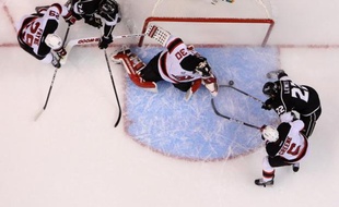 Un an après la prestigieuse NBA, la Ligue nord-américaine de hockey sur glace (LNH) est frappée à son tour par un lock-out, un arrêt de travail décidé par les propriétaires, consécutif à leur incapacité à définir avec leurs joueurs une nouvelle convention collective.