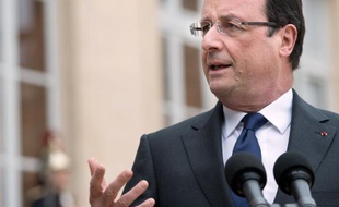 France's President Francois Hollande speaks to journalists following a meeting with Niger's President after a meeting at the Elysee presidential palace in Paris on May 10, 2013. AFP PHOTO / BERTRAND LANGLOIS