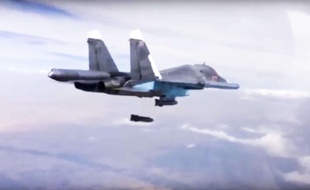 Photo d'archives du 9 décembre 2015 tirée d'une vidéo du ministère russe de la Défense et montrant un Su-34 larguer une bombe sur une cible en Syrie.