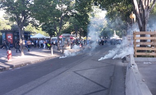 Des bombes lacrymogènes lancées aux abords du stade Vélodrome avant le match OM-Bastia, le 23 mai 2015.