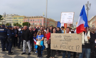 Des centaines de personnes ont manifesté mercredi en soutien aux policiers.
