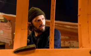 Hugo Becker campe Paul Gallo dans la série « Je te promets ».