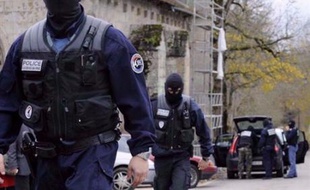 La garde à vue des dix personnes interpellées mardi après des sabotages de caténaires SNCF a été prolongée jeudi matin, les enquêteurs tentant de prouver leur implication formelle dans ces dégradations.