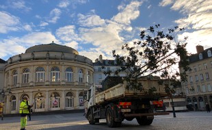 La place de la Mairie de Rennes, ici lors de l'enlèvement des arbres le 6 janvier 2021.