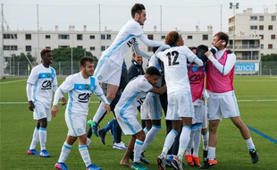 Les U19 de l'OM félicitent leur gardien Suan Besic après la victoire contre Le Havre en huitièmes de finale.