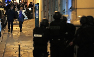 Des policiers effectuent des contrôles à proximité des Champs Elysées, le 20 avril 2017, alors qu'une fusillade a éclaté en début de soirée sur l'avenue parisienne.