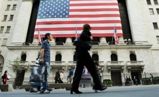 La Bourse de New York a fini sans direction claire lundi, abandonnant une partie des gains de la journée en fin de séance, entre annonces de rachats et indicateurs mitigés: le Dow Jones a gagné 0,08% mais le Nasdaq a perdu 0,17%.