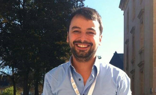 Le journaliste Sylvain Lapoix a eu l'idée du hashtag «PorteOuverte» le 13 novembre 2015.