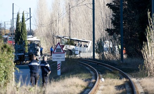 Une collision entre un autocar scolaire et un train à Millas a fait au moins cinq morts, le 14 décembre 2017.