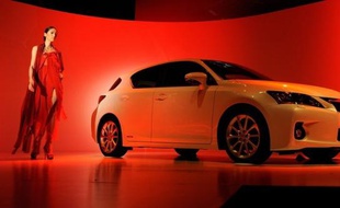 Deux modèles de Smart et la Lexus CT200H hybride sont classés premiers du palmarès 2012 des meilleurs véhicules neufs en matière d'émissions de CO2 par l'Agence de l'environnement et de maîtrise de l'énergie (Ademe) publié mardi.