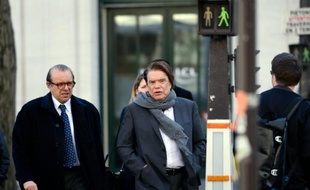 Bernard Tapie (C) et son avocat Hervé Temime le 12 mars 2015 à Paris