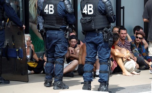 Des policiers retiennent un groupe de manifestants en marge du G7, à Bidart, le 25 août 2019.