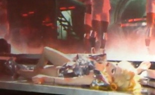 Capture d'écran du malaise de Lady Gaga lors d'un concert à Auckland, en Nouvelle-Zélande, le 13 mars 2010.