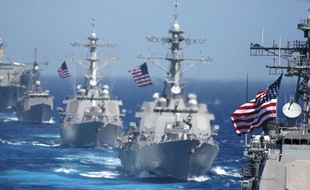 Les USS Cowpens, USS Lassen, USS John S. McCain, USS Vandegrift et USNS Tippecanoe de la marine américaine durant un exercice militaire dans l'océan Pacifique, le 22 juillet 2017.