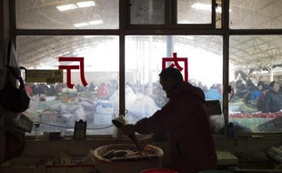 Un poissonnier sur son étal le 10 mars 2015 dans un marché de Pékin