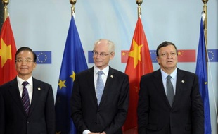 Déjà privés de conférence de presse des dirigeants européens et de leur hôte chinois Wen Jiabao, les journalistes couvrant le sommet UE-Chine ont été frustrés jeudi de voir la retransmission vidéo des remarques liminaires coupée au moment où M. Wen critiquait l'UE.