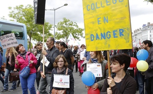 À Lyon, des manifestants protestent contre la réforme du collège de Najat Vallaud-Belkacem, le 19 mai 2015.