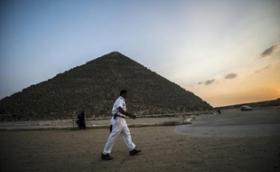 Un policier egyptien passe devant la pyramide de Cheops en Egypte, le 9 novembre 2015