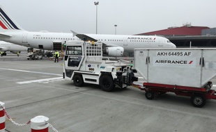 Le premier tracteur à bagages autonome sur le tarmac de l'aéroport Toulouse-Blagnac.