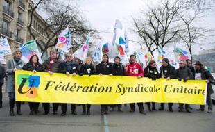 Le Snes-FSU, premier syndicat d'enseignants du secondaire, manifeste le 6 avril 2013 à Paris