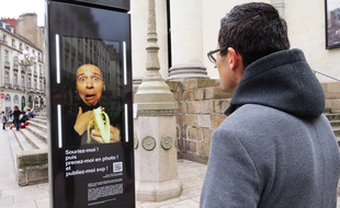 Un panneau numérique interactif place Graslin à Nantes.