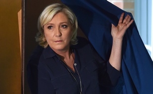 Marine Le Pen, présidente du FN et candidate aux législatives dans le Pas-de-Calais, a voté le 11 juin 2017 à Hénin-Beaumont.