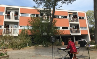 Claire Bossier joue devant la Maison de retraite protestante de Montpellier