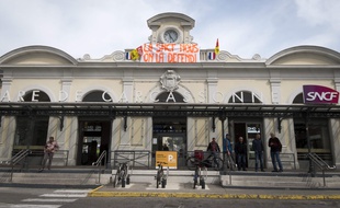 En gare de Carcassonne, le 23 avril 2018, des banderoles affichent l'opposition des cheminots à la réforme de la SNCF. / AFP PHOTO / Eric CABANIS