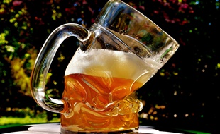 Illustration d'un verre de bière déformé.