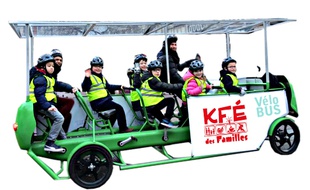 Enfants et adultes peuvent pédaler ensemble à bord du Vélo'bus.