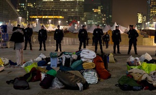 Les forces de l'ordre sont intervenues au camp des Indignés de La Défense, dans la nuit du 15 au 16 novembre 2011.