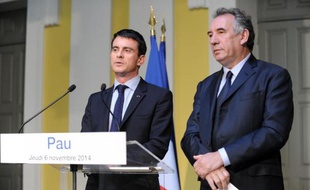 Le Premier ministre Manuel Valls (g) et le maire de Pau François Bayrou, le 6 novembre 2014 lors du 84è congrès de l'Assemblée des départements de France (ADF), réuni à Pau