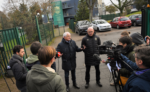 Des journalistes parlent aux membres du club nantais devant la Jonelière
