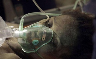 Darlene Etienne, 16 ans, se repose à l'hôpital de campagne français après avoir été secourue dans Port-au-Prince, plus de 15 jours après le séisme en Haïti, mercredi 27 janvier 2010.