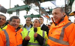 Une photo fournie par le service de presse du Premier ministre turc le 6 mars 2016 montre le président Recep Tayyip Erdogan (d) et son Premier ministre Ahmet Davutoglu (g) lors d'une cérémonie sur le pont en contruction Yavuz Sultan Selim à Istanbul
