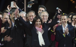 Anne Hidalgo a invité les Parisiens à un grand rassemblement sur le parvis de l'Hôtel de Ville quelques heures après les résultats de dimanche 30 mars 2014.
