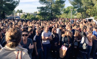 Plusieurs milliers d'étudiants se sont rassemblés sur les campus de Montpellier, comme ici à la fac de sciences où étudiait Hugo Sarrade, assassiné au Bataclan