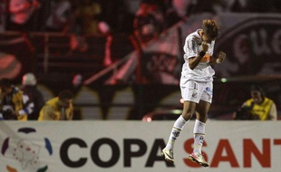 Neymar célèbre un but, le 22 juin 2011