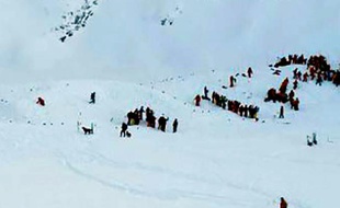 Des équipes de secours sur une piste après une avalanche, le 13 janvier 2016 aux Deux-Alpes