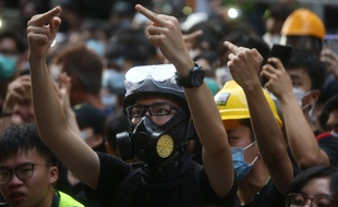 Des opposants au projet de loi, le 21 juin, dans les rues de Hong Kong.
