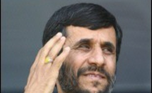Le président iranien Mahmoud Ahmadinejad a implicitement rejeté jeudi la demande des grandes puissances que l'Iran suspende son enrichissement d'uranium.