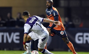 L'attaquant de Montpellier Souleymane Camara face au milieu de Toulouse Adrien Regattin lors d'un match de Ligue 1, le 23 novembre 2014 à Montpellier.
